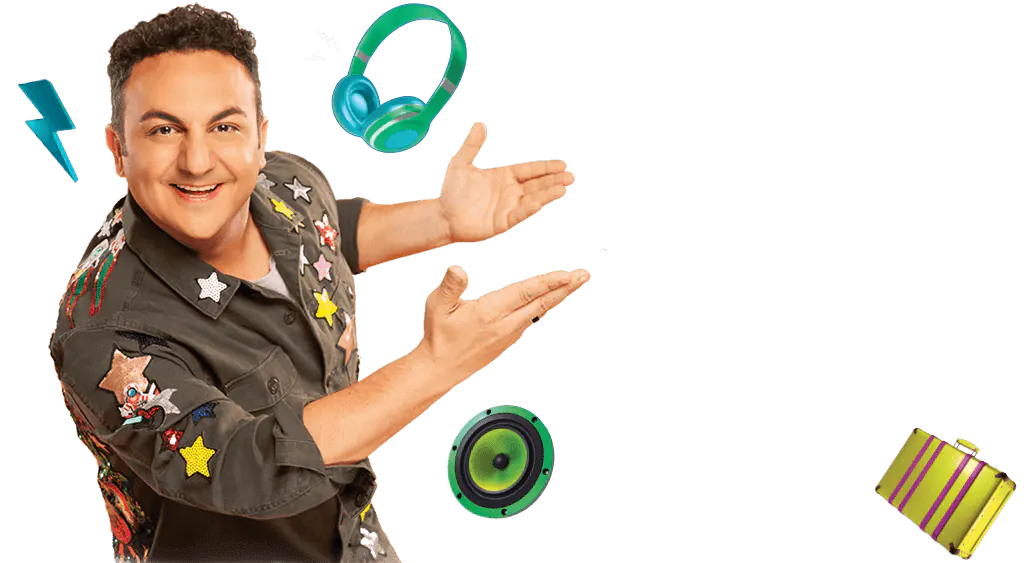 Diego Topa con campera de estrellas rodeado de auriculares, parlantes y casetes