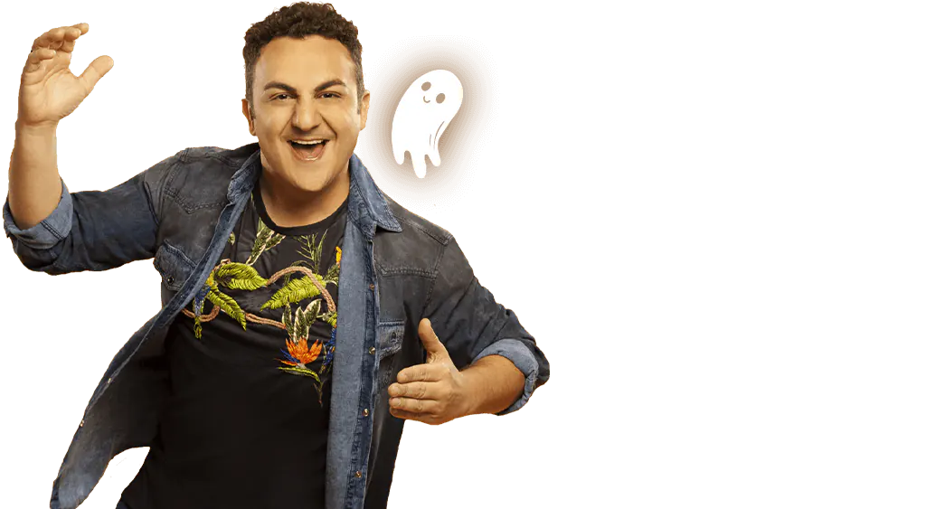 Diego Topa con campera de jean junto a un fantasmita de Halloween